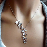Soledad | Collar plateado de flores