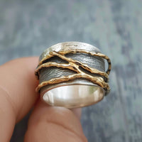 Anillo de alambre plateado y dorado