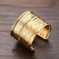 Pulsera dorada retro
