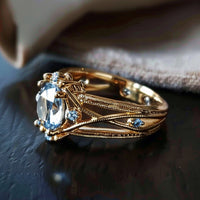 Anillo dorado con incrustación de cristal azul