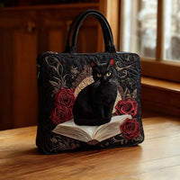 Bolso ilustrado | Gato negro sobre un libro con rosas