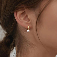 Oriana | Pendientes vintage pequeños con brillo delicado