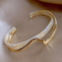 Pulsera dorada con ópalo blanco