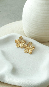 Alexia | Pendientes dorados de flores