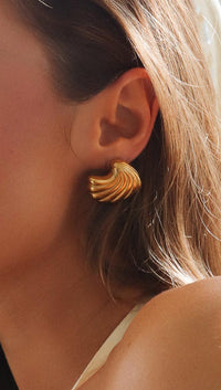 Emilia | Pendientes de concha dorados