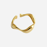 Carisa | Anillo ondulado de oro de 18 quilates