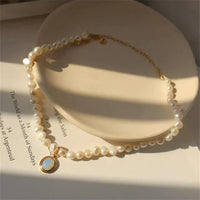 Collar de perlas con piedra luna en dorado