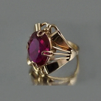 Anillo de granate con aro dorado