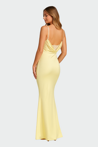 Vestido de satén con espalda abierta